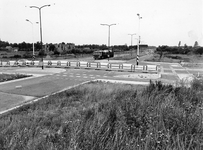 847559 Gezicht op de nog deels afgesloten kruising van de T20 (de noordelijke uitvalsweg Nieuwegein), met de Martinbaan ...